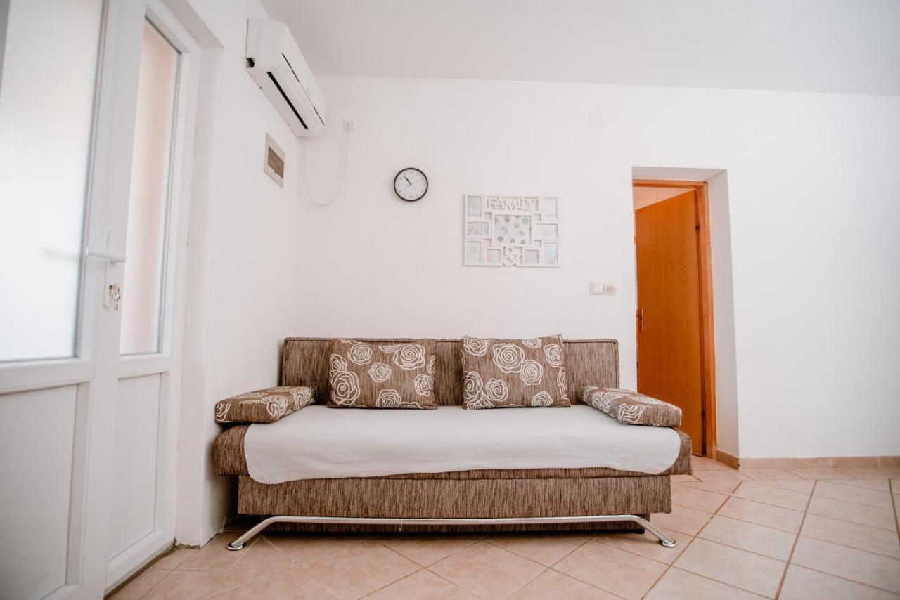 Apartmens Leona Apartment Karlobag Ngoại thất bức ảnh